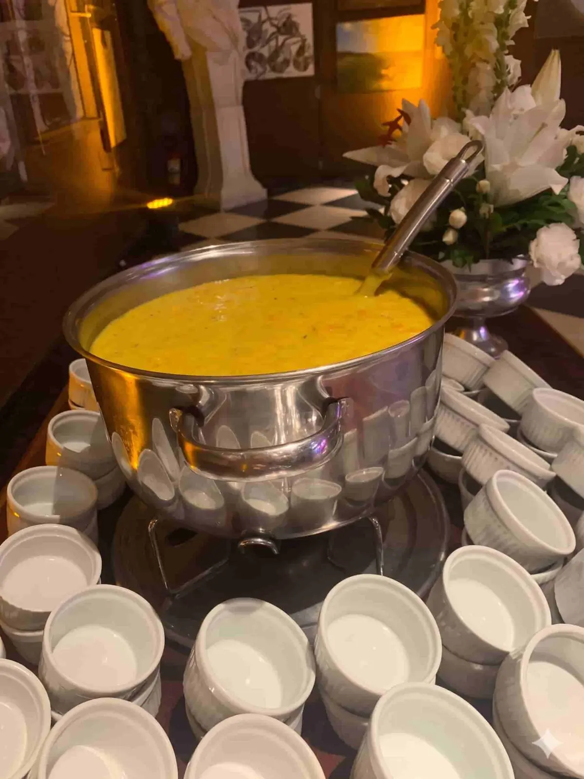 Creme quente servido em xícaras individuais em evento corporativo em Recife
