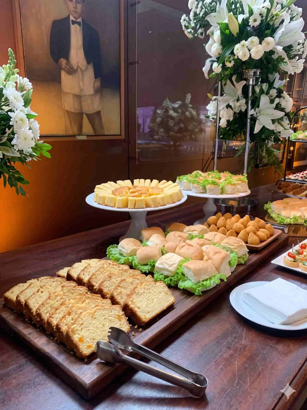 Mesa de buffet corporativo em Recife com bolos, pães recheados e salgados