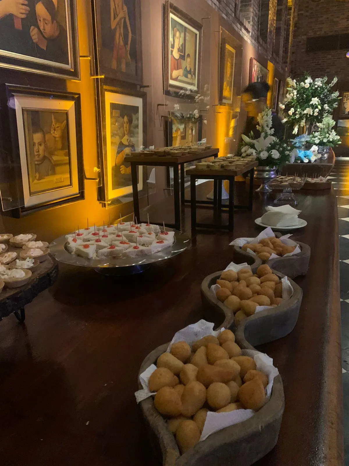Salgados fritos e canapés de buffet corporativo servidos em Recife