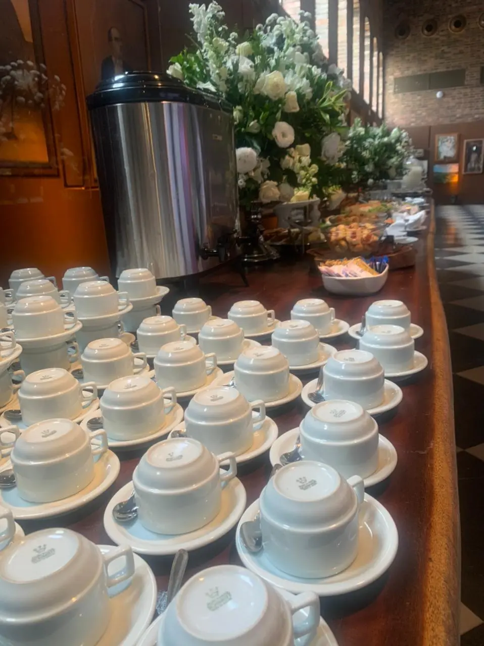 Estação de café montada para coffee break corporativo em Recife