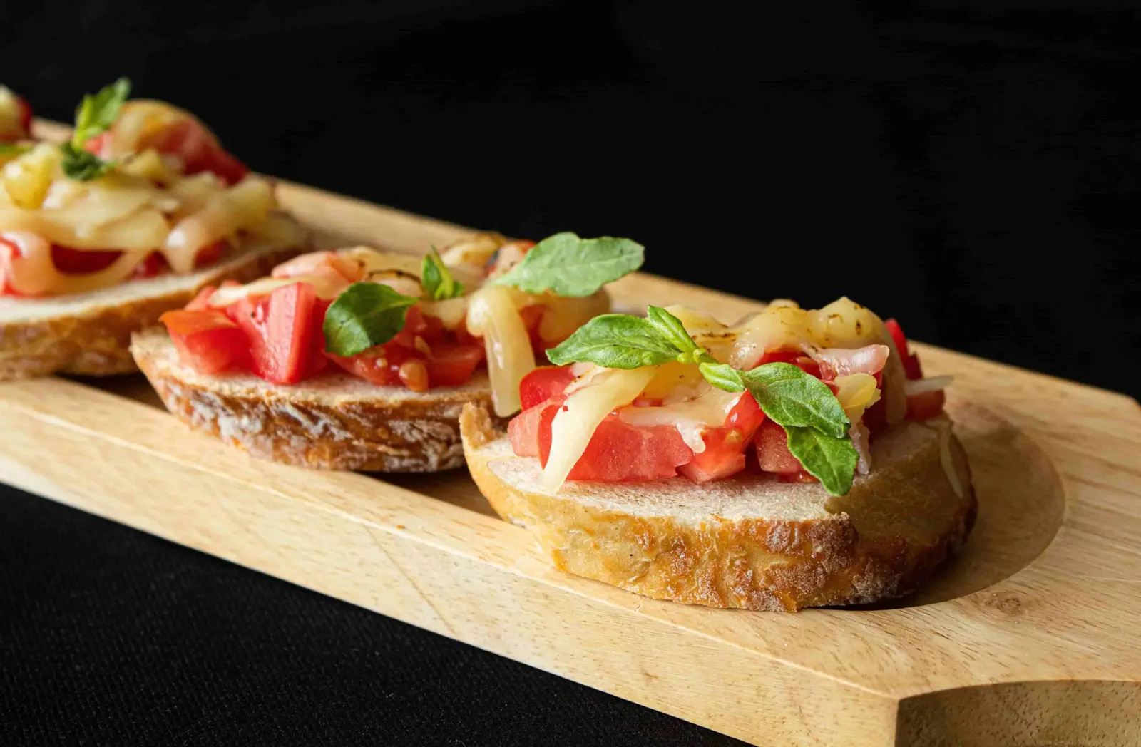 Canapés de bruschetta servidos em coffee break corporativo em Recife