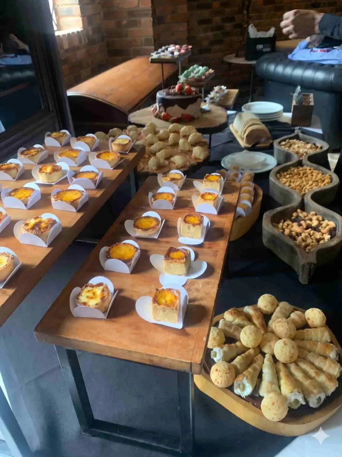 Mesa de doces e pães de queijo de coffee break corporativo em Recife